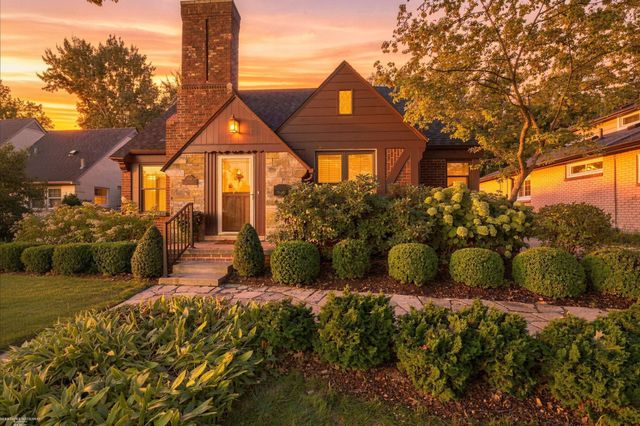 1595 Ford Court, Grosse Pointe Woods, MI 48236