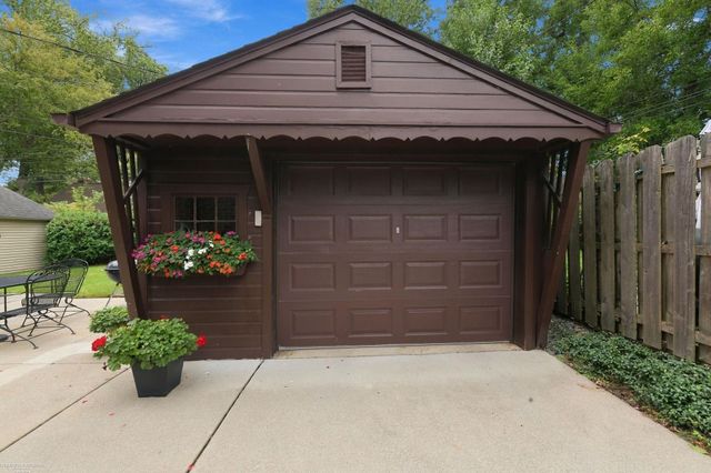 1595 Ford Court, Grosse Pointe Woods, MI 48236