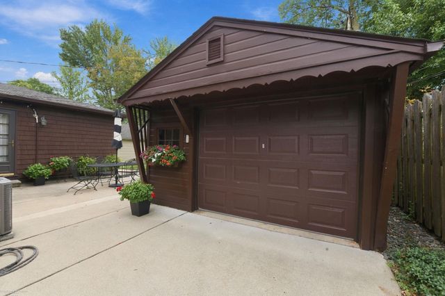 1595 Ford Court, Grosse Pointe Woods, MI 48236