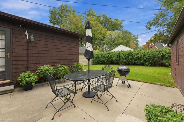 1595 Ford Court, Grosse Pointe Woods, MI 48236