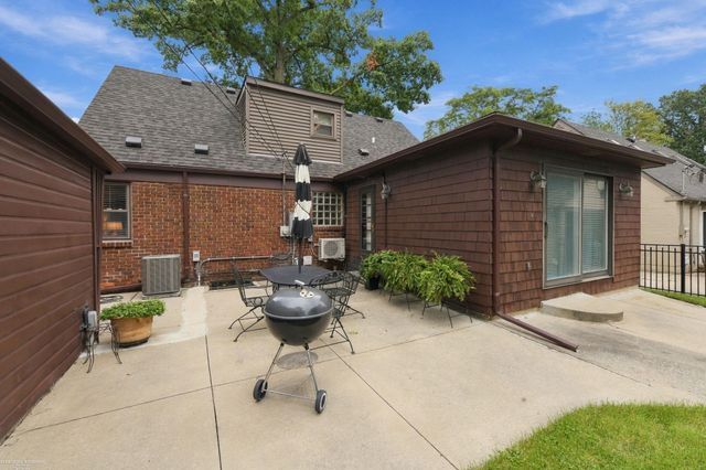 1595 Ford Court, Grosse Pointe Woods, MI 48236