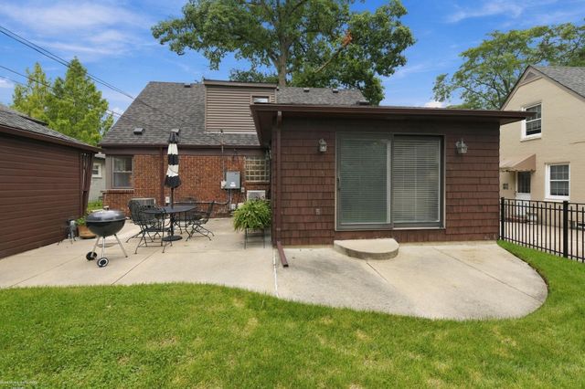 1595 Ford Court, Grosse Pointe Woods, MI 48236
