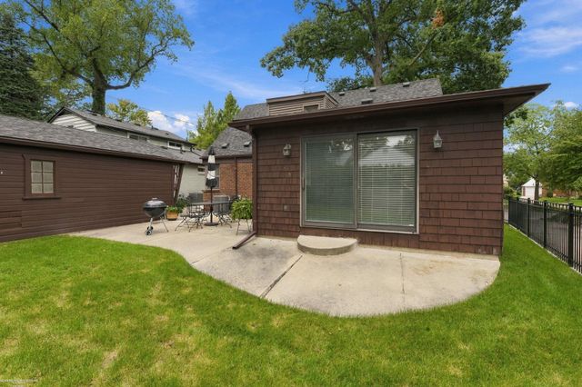 1595 Ford Court, Grosse Pointe Woods, MI 48236