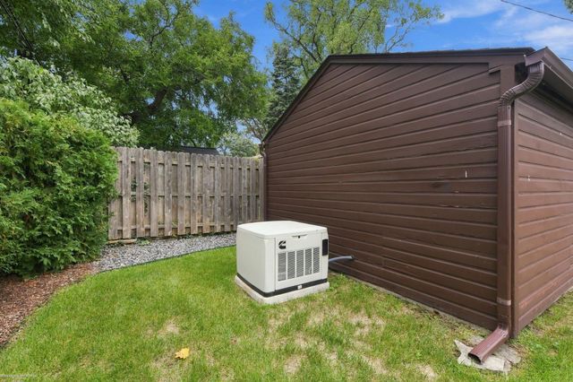 1595 Ford Court, Grosse Pointe Woods, MI 48236