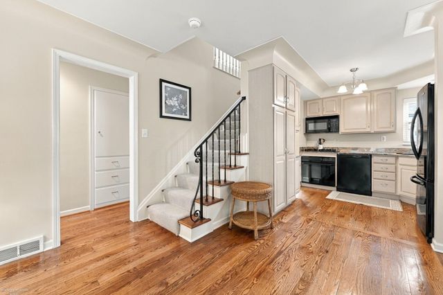 1595 Ford Court, Grosse Pointe Woods, MI 48236