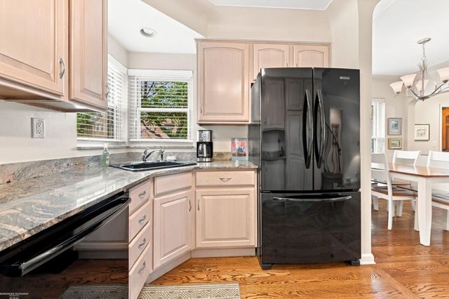 1595 Ford Court, Grosse Pointe Woods, MI 48236
