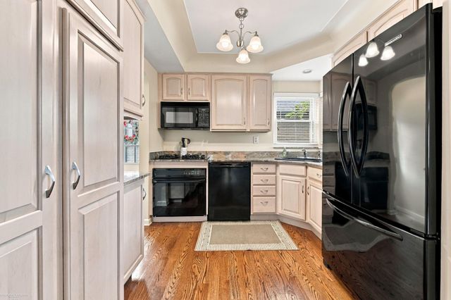 1595 Ford Court, Grosse Pointe Woods, MI 48236