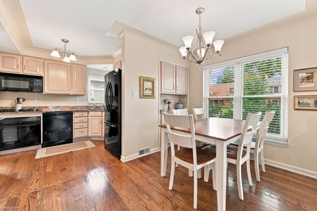1595 Ford Court, Grosse Pointe Woods, MI 48236