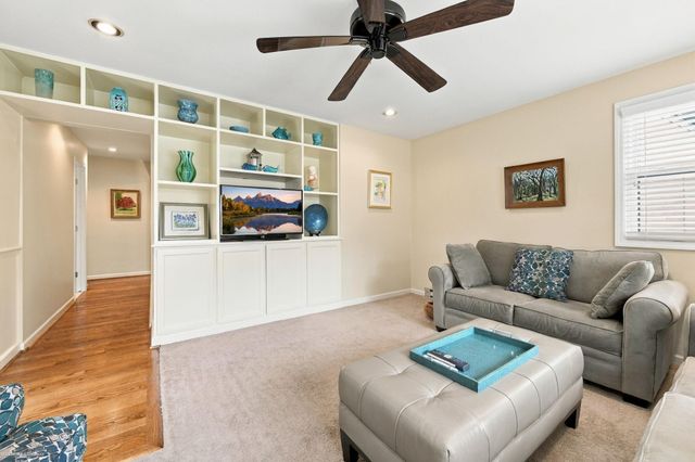 1595 Ford Court, Grosse Pointe Woods, MI 48236