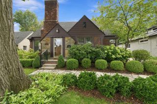 1595 Ford Court, Grosse Pointe Woods, MI 48236
