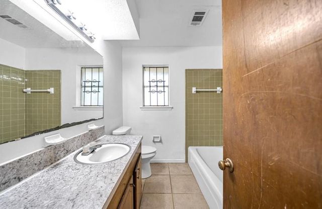 8447 Sterlingshire St, Houston, TX 77078