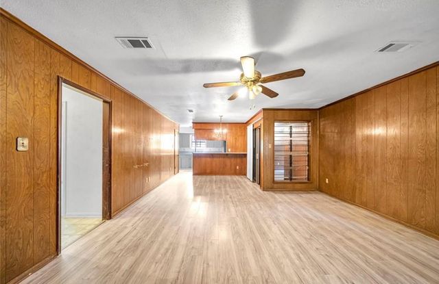 8447 Sterlingshire St, Houston, TX 77078