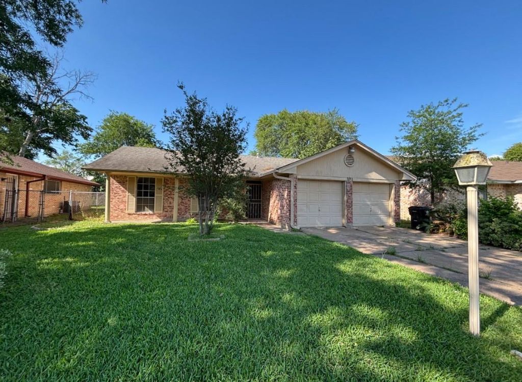 8447 Sterlingshire St, Houston, TX 77078