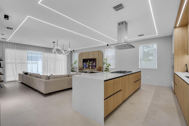 7533 NW 98th Ct, Doral, FL 33178