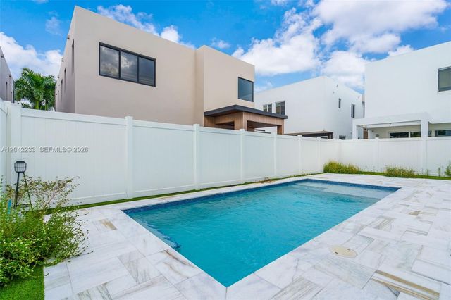 7533 NW 98th Ct, Doral, FL 33178