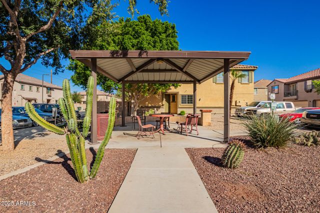 8117 W GROOM CREEK Road, Phoenix, AZ 85043