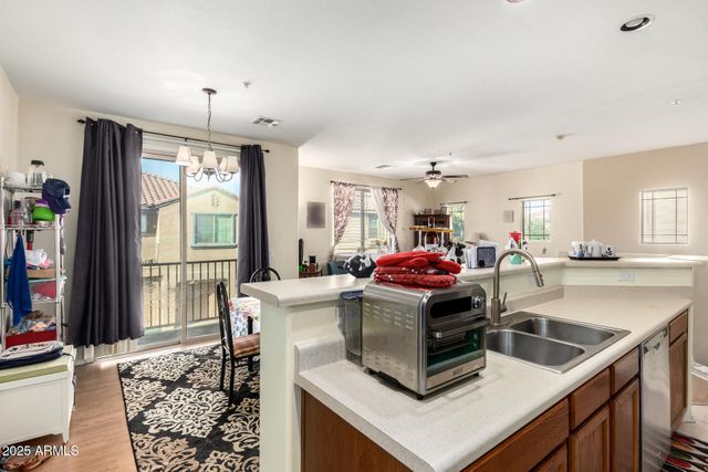 8117 W GROOM CREEK Road, Phoenix, AZ 85043