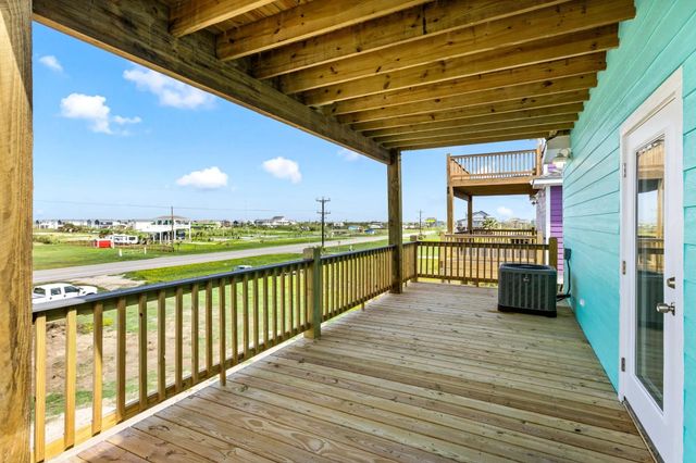 990 Jean Street, Gilchrist, TX 77617