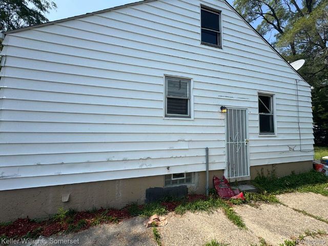 18941 Elkhart Street, Harper Woods, MI 48225