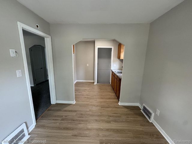18941 Elkhart Street, Harper Woods, MI 48225
