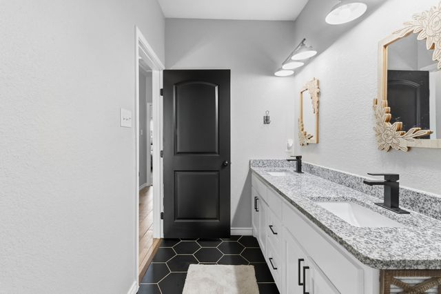 688 Sandstone Court, Sunset, TX 76270