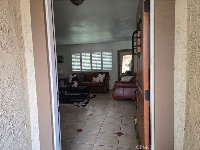 831 W El Molino, Bloomington, CA 92316