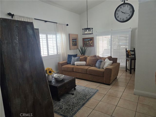 831 W El Molino, Bloomington, CA 92316