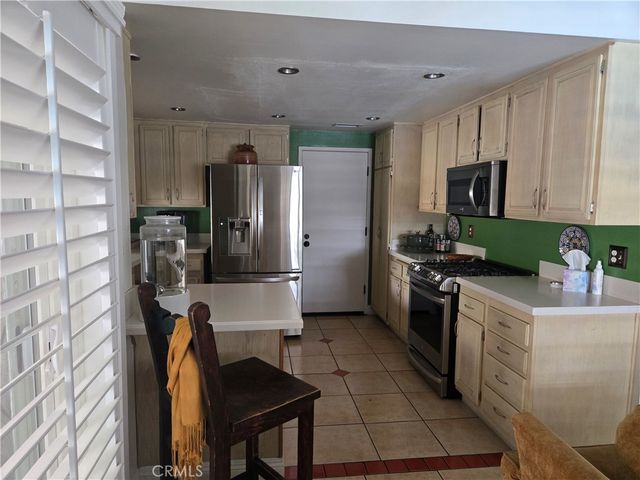 831 W El Molino, Bloomington, CA 92316