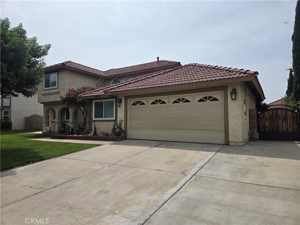 Image 4 of property listing at 831 W El Molino, Bloomington, CA 92316