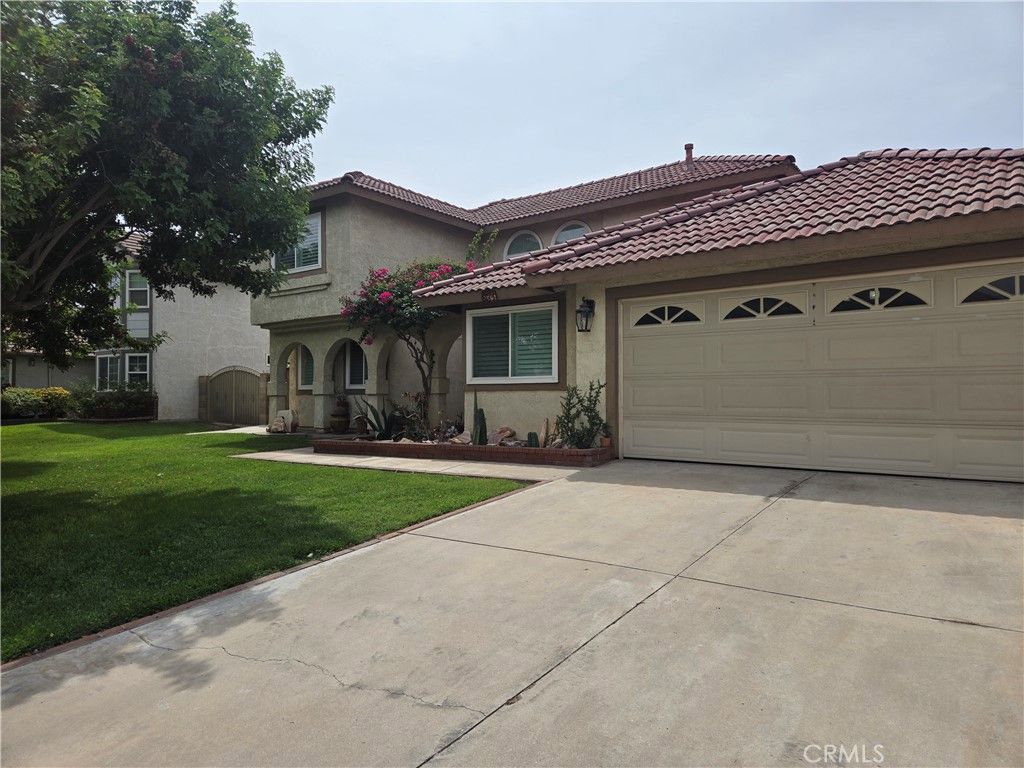 Image 5 of property listing at 831 W El Molino, Bloomington, CA 92316