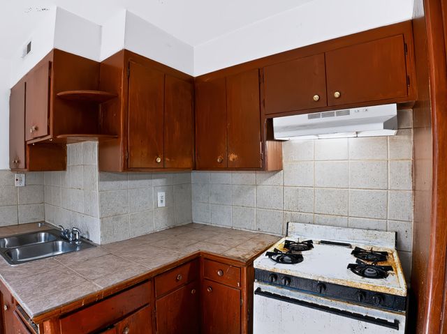 7951 S Clyde Avenue, Chicago, IL 60617