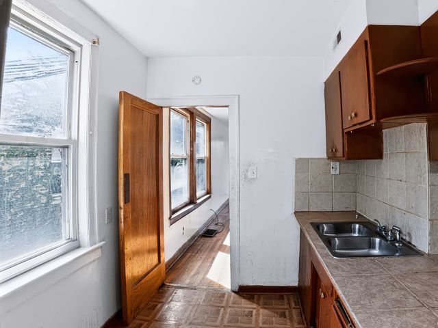 7951 S Clyde Avenue, Chicago, IL 60617