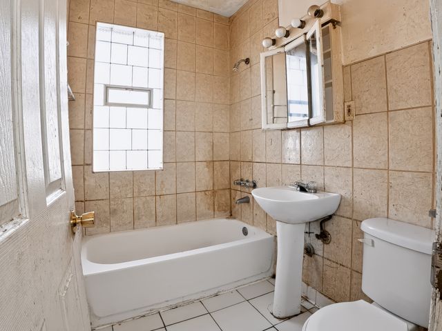 7951 S Clyde Avenue, Chicago, IL 60617