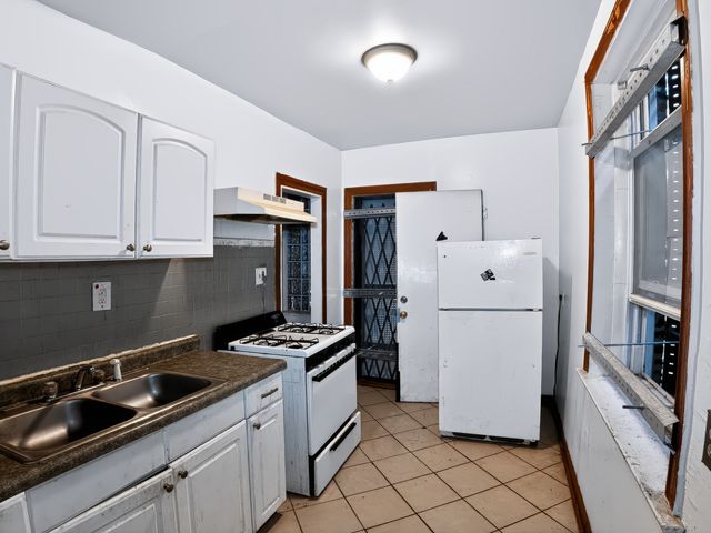 7951 S Clyde Avenue, Chicago, IL 60617