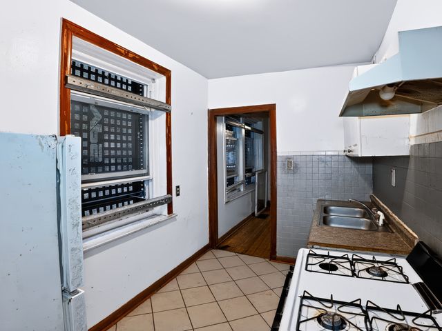 7951 S Clyde Avenue, Chicago, IL 60617