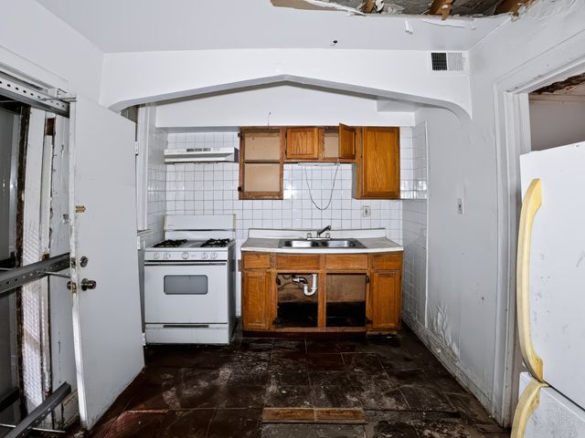 7951 S Clyde Avenue, Chicago, IL 60617