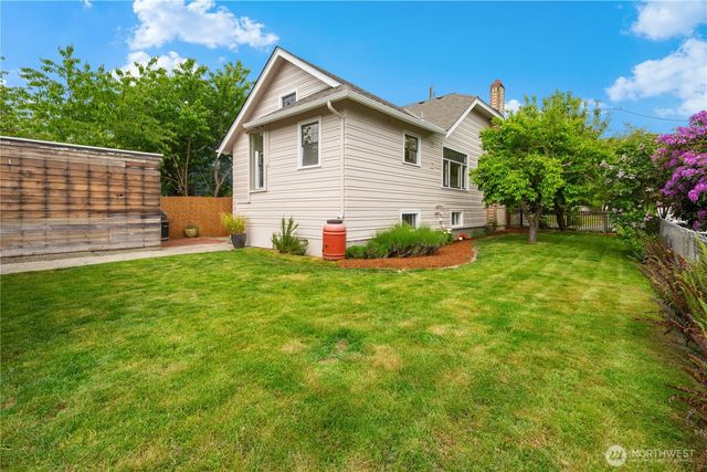 7529 32nd Avenue NW, Seattle, WA 98117
