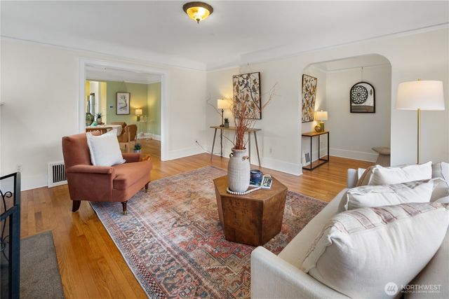 7529 32nd Avenue NW, Seattle, WA 98117