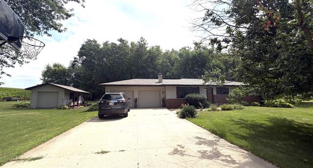 2451 S Country Lane, Beloit, WI 53511