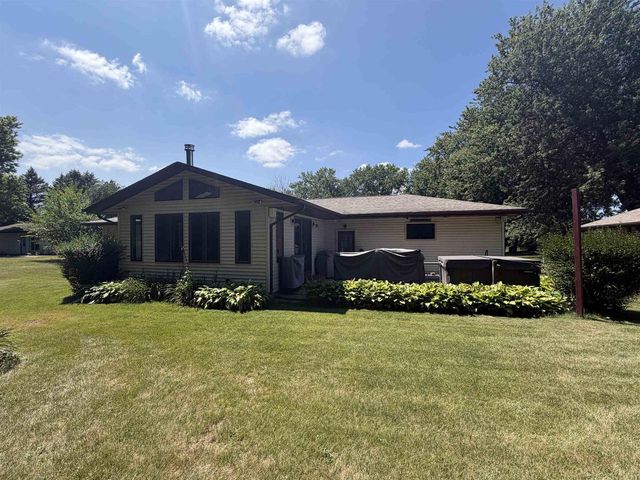 2451 S Country Lane, Beloit, WI 53511