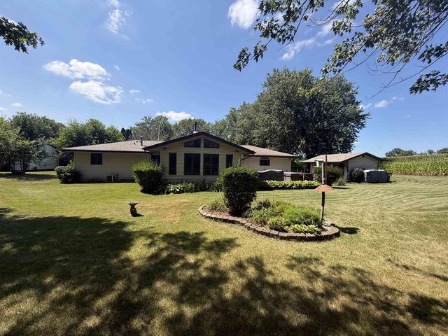 2451 S Country Lane, Beloit, WI 53511