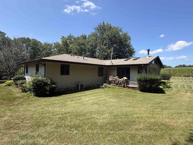 2451 S Country Lane, Beloit, WI 53511
