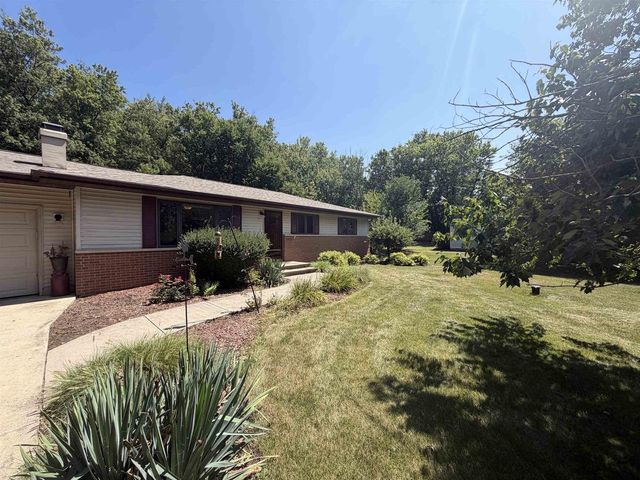 2451 S Country Lane, Beloit, WI 53511