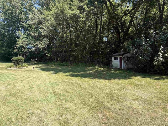 2451 S Country Lane, Beloit, WI 53511