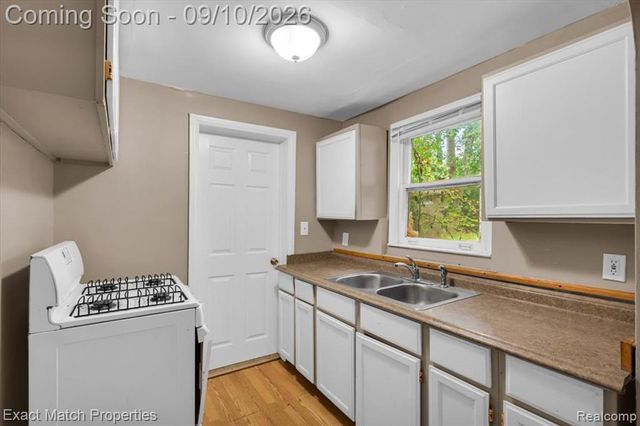 583 E Madison Avenue, Pontiac, MI 48340