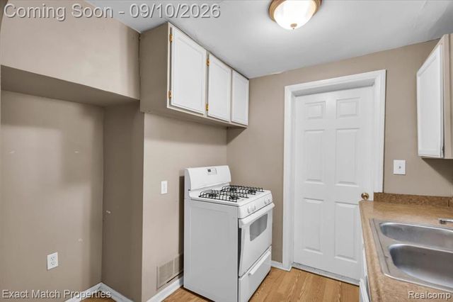 583 E Madison Avenue, Pontiac, MI 48340