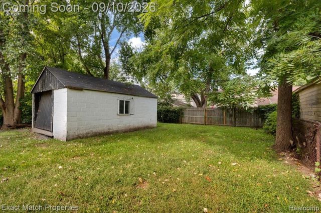 583 E Madison Avenue, Pontiac, MI 48340