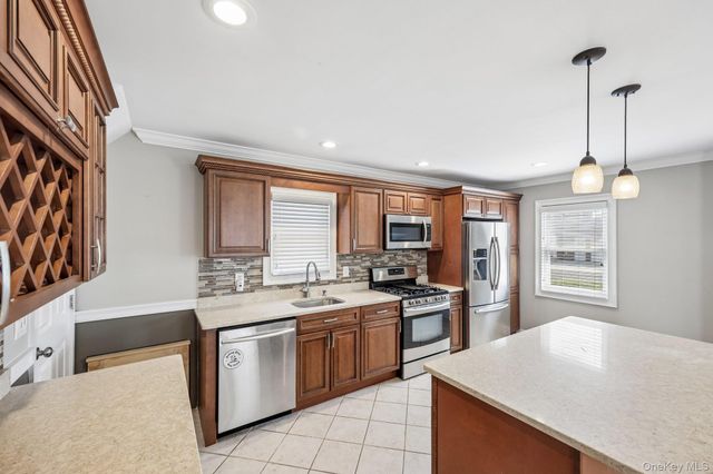 12 Scherer Boulevard, Franklin Square, NY 11010