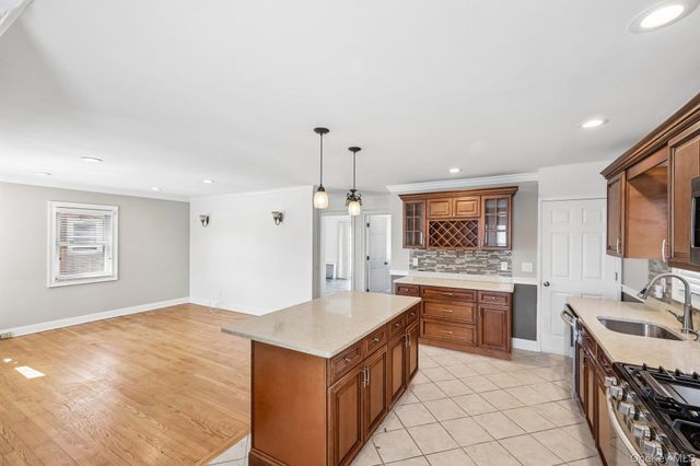 12 Scherer Boulevard, Franklin Square, NY 11010