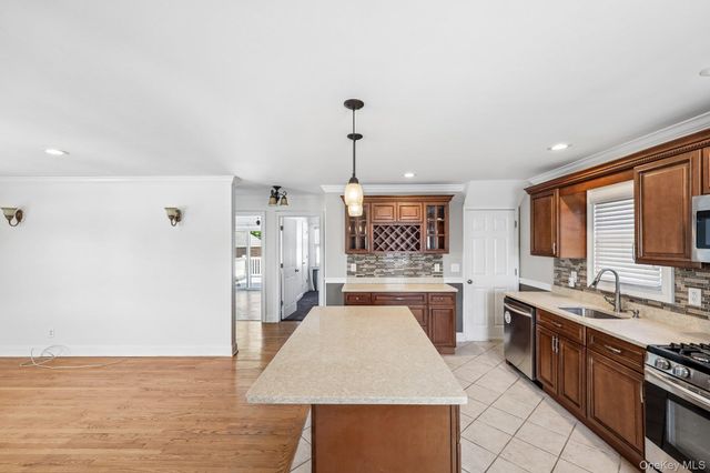 12 Scherer Boulevard, Franklin Square, NY 11010